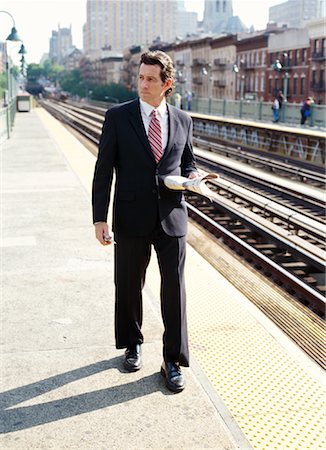 simsearch:700-00782237,k - Man with Cellular Phone and Newspaper on Train Platform Foto de stock - Royalty Free Premium, Número: 600-00948896