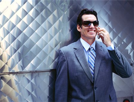 Homme d'affaires avec téléphone cellulaire Photographie de stock - Premium Libres de Droits, Code: 600-00948914