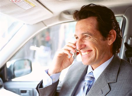 Homme d'affaires dans la voiture, à l'aide de téléphone portable Photographie de stock - Premium Libres de Droits, Code: 600-00948933