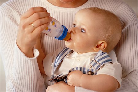 feeding bottle - Mother Feeding Baby Stock Photo - Premium Royalty-Free, Code: 600-00954409