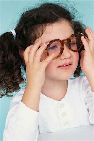 simsearch:600-00795543,k - Girl Trying on Glasses Stockbilder - Premium RF Lizenzfrei, Bildnummer: 600-00954433
