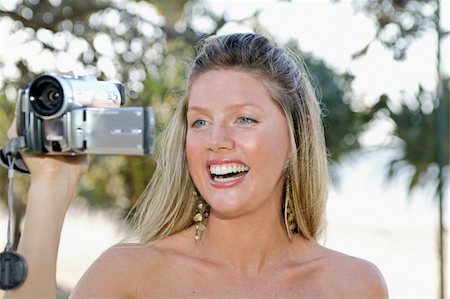 Woman Holding Video Camera Foto de stock - Sin royalties Premium, Código: 600-00954643