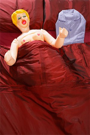 Blow-Up Doll in Bed Foto de stock - Sin royalties Premium, Código: 600-00954708