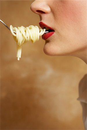 Woman Being Fed Pasta Stockbilder - Premium RF Lizenzfrei, Bildnummer: 600-00954746