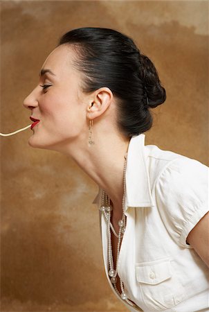 schlürfen - Woman Being Fed Pasta Stockbilder - Premium RF Lizenzfrei, Bildnummer: 600-00954751