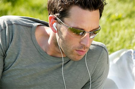 simsearch:700-02033887,k - Man Wearing Headphones Photographie de stock - Premium Libres de Droits, Code: 600-00954831