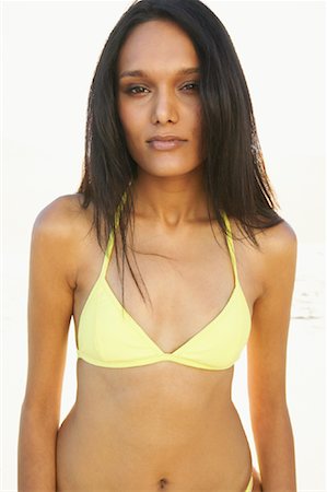 smiling young latina models - Portrait de femme à la plage Photographie de stock - Premium Libres de Droits, Code: 600-00954973
