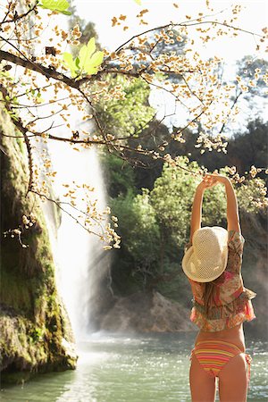 simsearch:700-00918357,k - Portrait of Woman by Waterfall Photographie de stock - Premium Libres de Droits, Code: 600-00955455