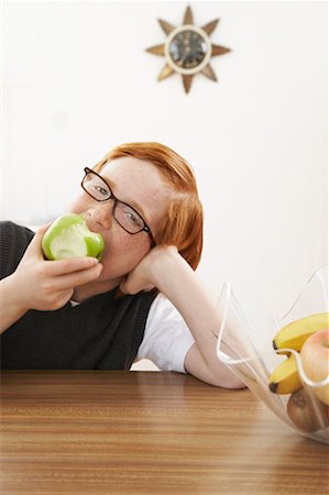 simsearch:600-00984171,k - Boy Eating an Apple Fotografie stock - Premium Royalty-Free, Codice: 600-00984170