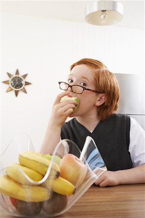 simsearch:600-00984171,k - Boy Eating an Apple Fotografie stock - Premium Royalty-Free, Codice: 600-00984171