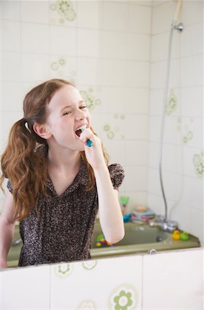 simsearch:600-01260386,k - Girl Brushing Teeth Fotografie stock - Premium Royalty-Free, Codice: 600-00984210