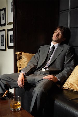 Homme endormi sur le canapé avec des cigares et des boissons alcoolisées Photographie de stock - Premium Libres de Droits, Code: 600-00984352