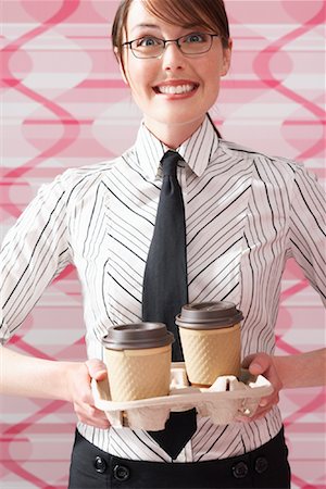 faire de la lèche - Portrait de femme tenant café Photographie de stock - Premium Libres de Droits, Code: 600-00982964