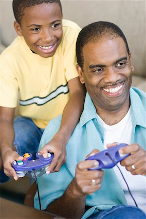 simsearch:700-01494591,k - Father and Son Playing Video Game Foto de stock - Sin royalties Premium, Código: 600-00983415