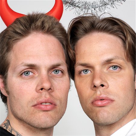 simsearch:600-00983756,k - Portrait de deux frères jumeaux habillé comme le diable et l'ange Photographie de stock - Premium Libres de Droits, Code: 600-00983766
