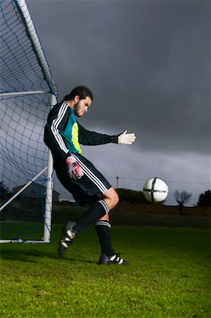 Man Playing Soccer Foto de stock - Sin royalties Premium, Código: 600-00983961