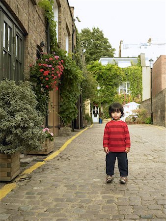 simsearch:600-01015290,k - Portrait de garçon debout dans la rue, Portobello, Londres, Angleterre Photographie de stock - Premium Libres de Droits, Code: 600-01014396