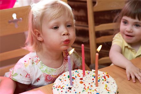 soplar velas - Girls at Birthday Party Foto de stock - Sin royalties Premium, Código: 600-01014545