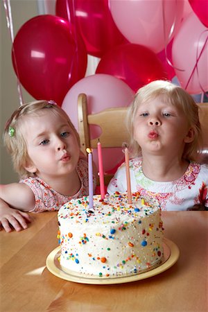 soplar velas - Girls at Birthday Party Foto de stock - Sin royalties Premium, Código: 600-01014546
