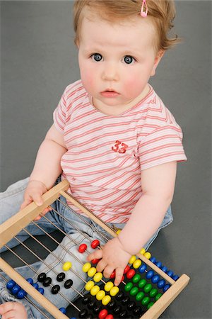 Baby with Abacus Foto de stock - Royalty Free Premium, Número: 600-01014854