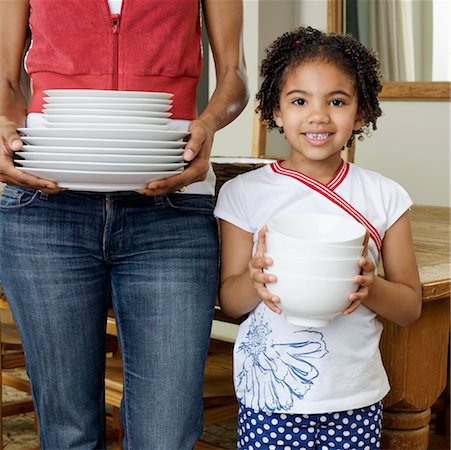 simsearch:700-01345052,k - Mother and Daughter Holding Dishes Fotografie stock - Premium Royalty-Free, Codice: 600-01014869