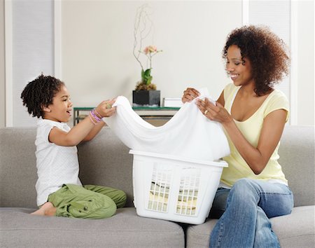 simsearch:600-01014886,k - Mother and Daughter with Laundry Foto de stock - Royalty Free Premium, Número: 600-01014889