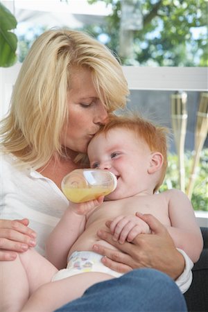 diapering mother to baby - Mère fils embrasser Photographie de stock - Premium Libres de Droits, Code: 600-01015097
