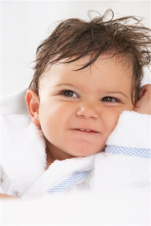 simsearch:600-01172745,k - Baby in Bathrobe Foto de stock - Royalty Free Premium, Número: 600-01015350