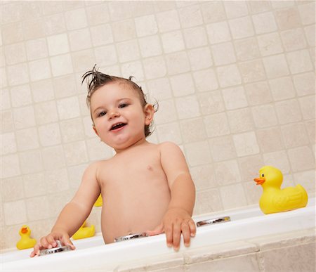 simsearch:700-00087282,k - Baby Taking Bath Foto de stock - Sin royalties Premium, Código: 600-01015364