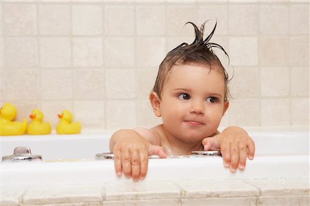 simsearch:700-00477396,k - Prendre un bain pour bébé Photographie de stock - Premium Libres de Droits, Code: 600-01015367