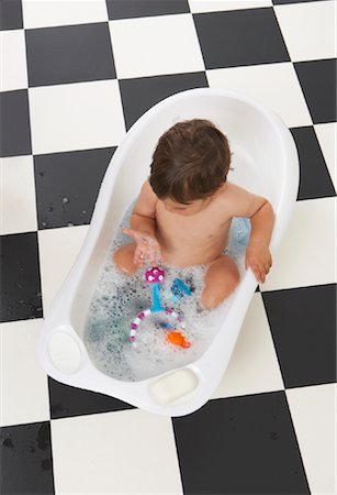 simsearch:700-00087282,k - Baby Taking Bath Foto de stock - Sin royalties Premium, Código: 600-01015360