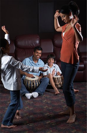 Family Dancing and Drumming Foto de stock - Sin royalties Premium, Código: 600-01036877