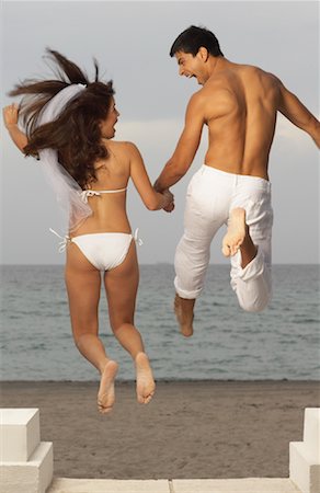 Couple de se marier sur la plage Photographie de stock - Premium Libres de Droits, Code: 600-01036994