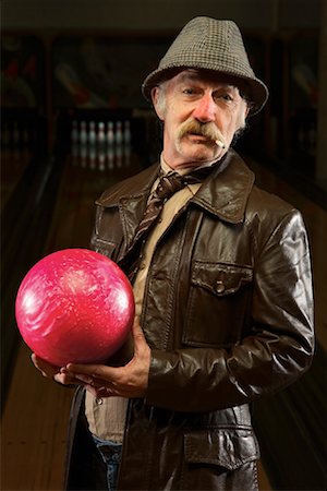 simsearch:700-01248813,k - Homme avec la boule de Bowling rose Photographie de stock - Premium Libres de Droits, Code: 600-01037281