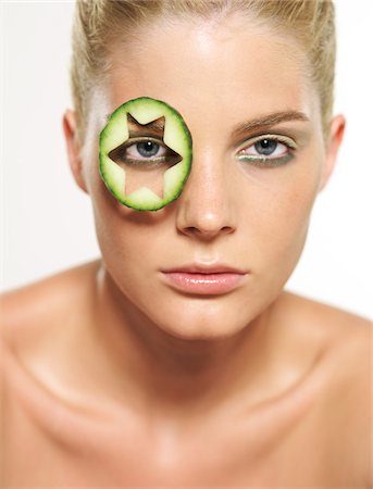 simsearch:600-01037529,k - Cut Cucumber Slice on Woman's Face Stockbilder - Premium RF Lizenzfrei, Bildnummer: 600-01037508