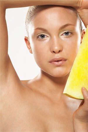 simsearch:600-01037529,k - Woman Holding Melon Stockbilder - Premium RF Lizenzfrei, Bildnummer: 600-01037514