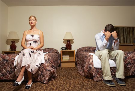 Couple en faisant valoir dans une chambre de Motel Photographie de stock - Premium Libres de Droits, Code: 600-01041464