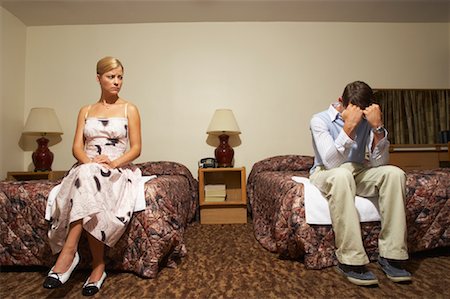 Couple en faisant valoir dans une chambre de Motel Photographie de stock - Premium Libres de Droits, Code: 600-01041465