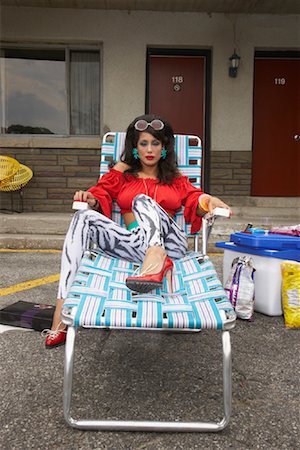 sitting on the tailgate - Portrait of Woman in Front of Motel, Lounging in Parking Lot Stock Photo - Premium Royalty-Free, Code: 600-01041544