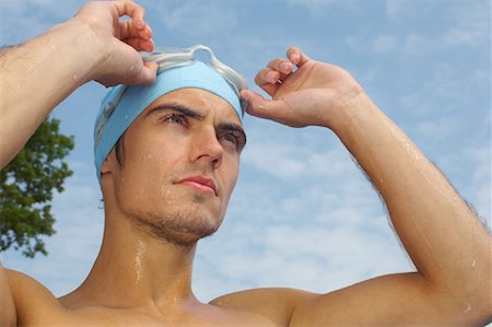 simsearch:600-05973048,k - Homme portant bonnet de bain et de lunettes de natation Photographie de stock - Premium Libres de Droits, Code: 600-01041669