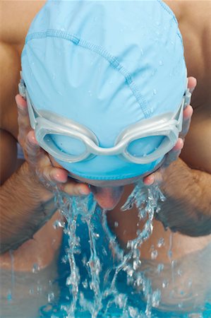 simsearch:640-02953105,k - Swimmer Splashing Water on Face Fotografie stock - Premium Royalty-Free, Codice: 600-01041672