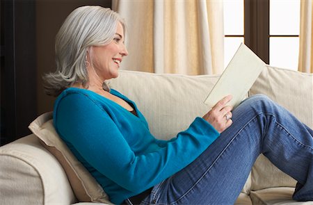 simsearch:600-01428963,k - Woman Reading Book on Sofa Foto de stock - Sin royalties Premium, Código: 600-01041769