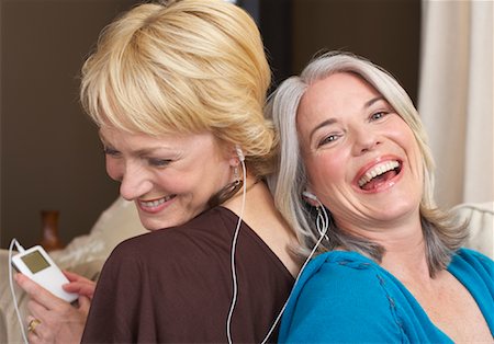sister back to back - Friends Sharing Mp3 Player Stock Photo - Premium Royalty-Free, Code: 600-01041778