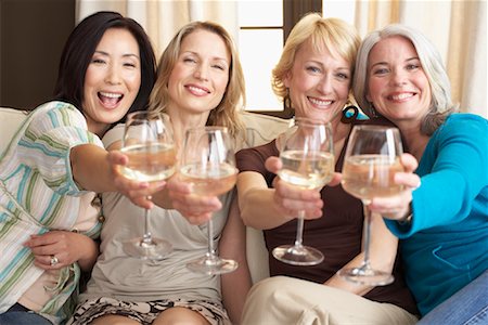 simsearch:600-01428963,k - Friends Drinking Wine in Living Room Foto de stock - Royalty Free Premium, Número: 600-01041788