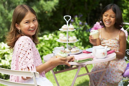 simsearch:600-01540626,k - Girls at Tea Party Foto de stock - Royalty Free Premium, Número: 600-01041955