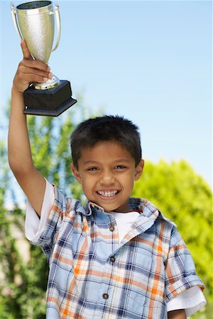 simsearch:700-02082008,k - Portrait de garçon tenant le trophée Photographie de stock - Premium Libres de Droits, Code: 600-01042027