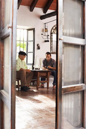 simsearch:600-01043193,k - Père et fils à parler dans la chambre Photographie de stock - Premium Libres de Droits, Code: 600-01043315