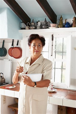 simsearch:600-00983812,k - Woman with Mixing Bowl in Kitchen Foto de stock - Royalty Free Premium, Número: 600-01043332