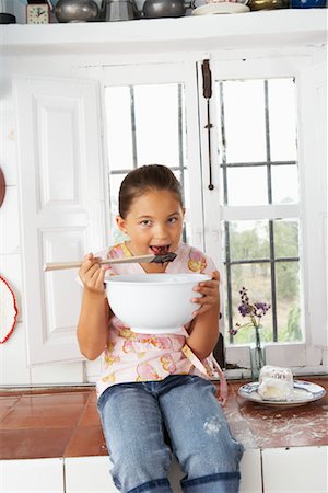 simsearch:600-00848628,k - Girl with Mixing Bowl of Chocolate Fotografie stock - Premium Royalty-Free, Codice: 600-01043344