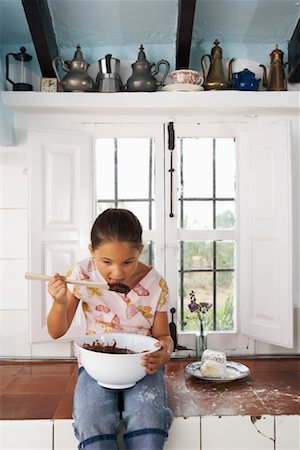 simsearch:600-00848628,k - Girl with Mixing Bowl of Chocolate Fotografie stock - Premium Royalty-Free, Codice: 600-01043346